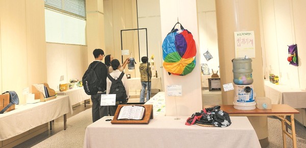은상을 수상한 초등학생 김선후 학생의 고장난 우산천으로 만든 블록정리 보자기와 가방비옷.