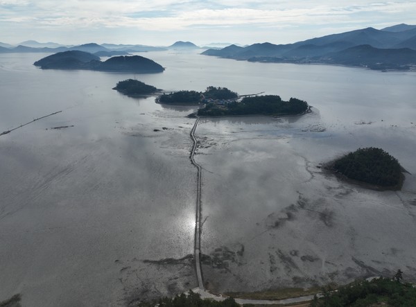 북일면 갈두와 완도 토도섬을 잇는 노두길, 섬 주민들은 하루 두 번 열리는 이 길을 따라 육지를 오간다.
