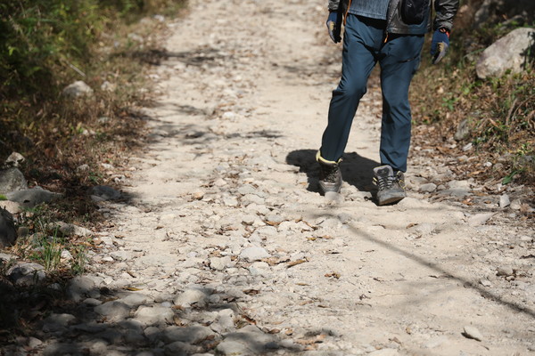 금강산 쉼터 가는 길은 오르는 등산객들 사이에서 자갈이 많아 걷기 어렵고 부상을 입은 경우도 있다. 