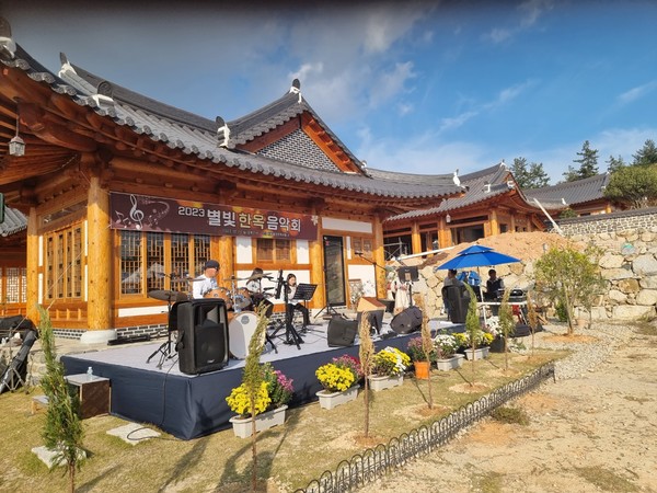 해남 첫 전선지중화 마을인 삼산면 계동 별빛한옥마을에서 작은 음악회가 열렸다.