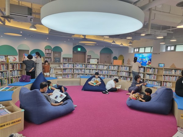 해남군립도서관이 ‘도서관 어린이 서비스 우수사례 공모전’에서 최우수상을 수상했다.(군립도서관 내 어린이도서관 전경