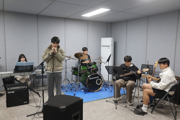 11월18일 청소년 한마당 축제에서 공연을 맡은 해남고 밴드동아리 ‘알바’의 막바지 연습이 한창이다. 