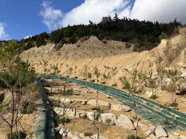 현산면 조산마을 규석광산의 긴급 복구공사가 마무리 단계에 있다.