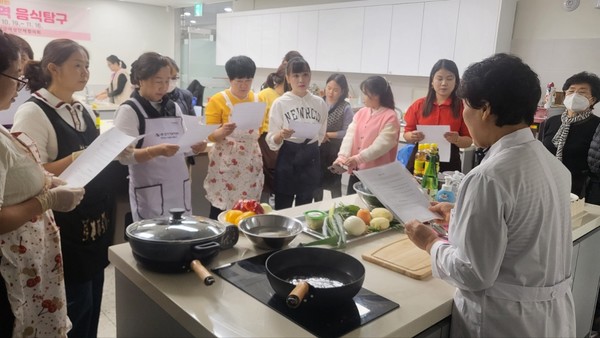 해남군여성단체협의회가 ‘다문화가정과 함께하는 지역음식 탐구’를 진행했다.