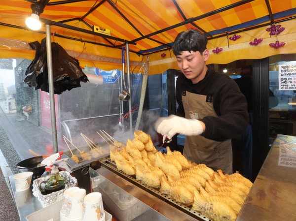경험을 중시하는 20대 백성진씨도 구교리에서 제철 붕어빵 장사에 뛰어들면서 다양한 메뉴를 판매하고 있다. 