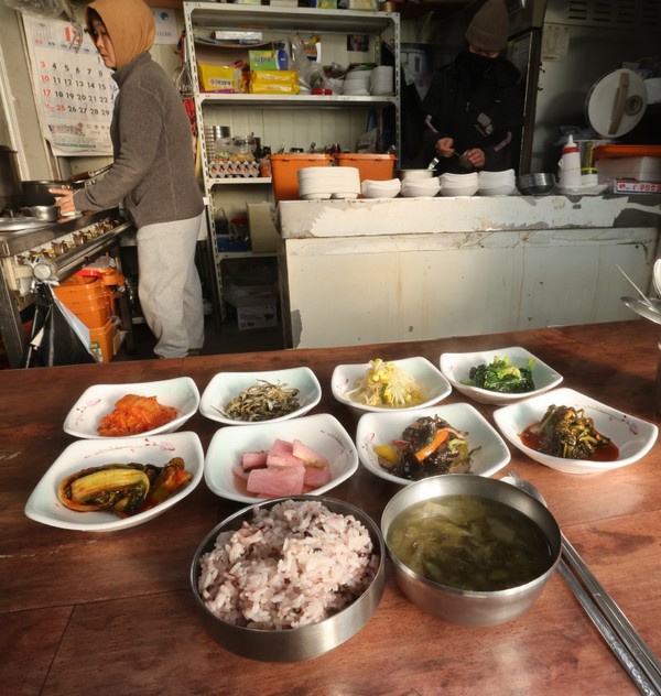 저렴한 가격으로 서민들의 주머니 사정을 지켜주는 남창장터김밥 식당은 언제나 북평오일장터에서 만날 수 있는 김밥집이다. 