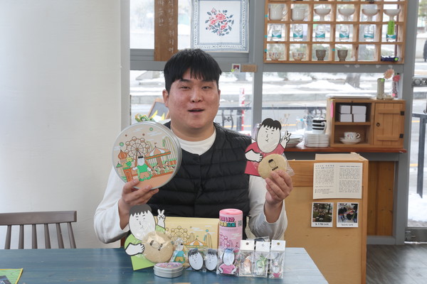 ‘훈문정훈’ 문정훈 대표는 자신의 얼굴과 이름을 담아 브랜드와 상품을 만들었다. 