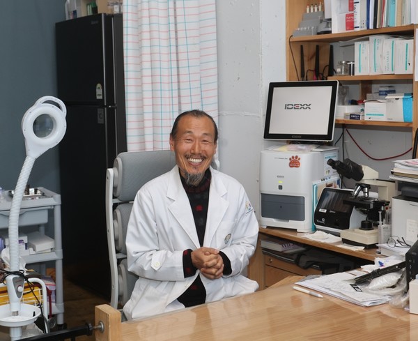 양원주 동물병원 원장은 버려진 유기동물이 생태계 한 부분을 담당하도록 개체수에 대한 조사작업이 우선돼야 한다고 강조했다.