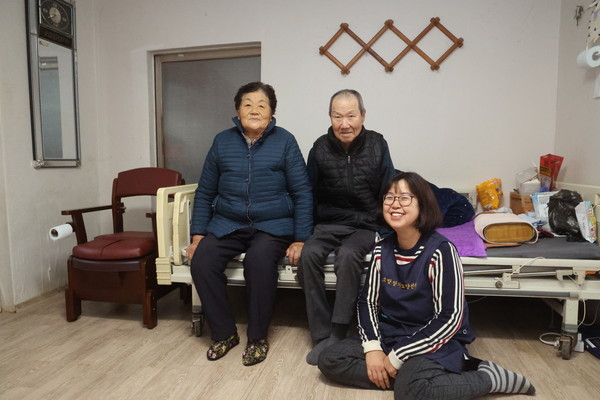 문내면 요양보호사 오히라기요미씨(사진 오른쪽)는 처음 재가요양을 시작해 지금껏 6년을 동리마을 김수웅 어르신을 돌보고 있다. 