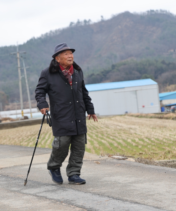            해남읍 안동마을 김길현 할아버지는 매일 같은 길을 하루 2~4시간씩 걸으며 자연을 만난다.  