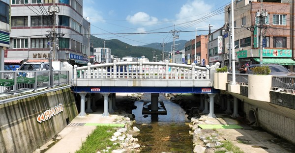 조선시대 해남대표 관광지였던 홍교의 모습은 사라졌지만 남천교(홍교) 중수비는 전남도 문화유산 지정을 앞두고 있다.  