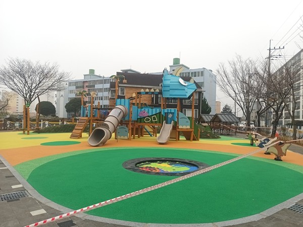 해남읍 해리 동백어린이공원이 친환경 목조로 리모델링됐다. 
