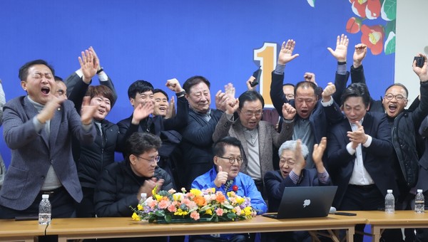 지난 3월13일 밤, 민주당 경선결과가 발표되자 박지원 예비후보 지지들이 일제히 환호성을 터트렸다. 