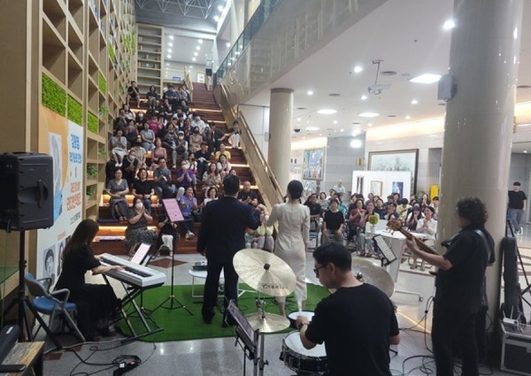 지난해 인문학 열풍을 일으킨 해남군이 올해도 풍성한 인문학 강좌를 이어간다.(지난해 12월 군립도서관의 김원형 작가 초청 강연)