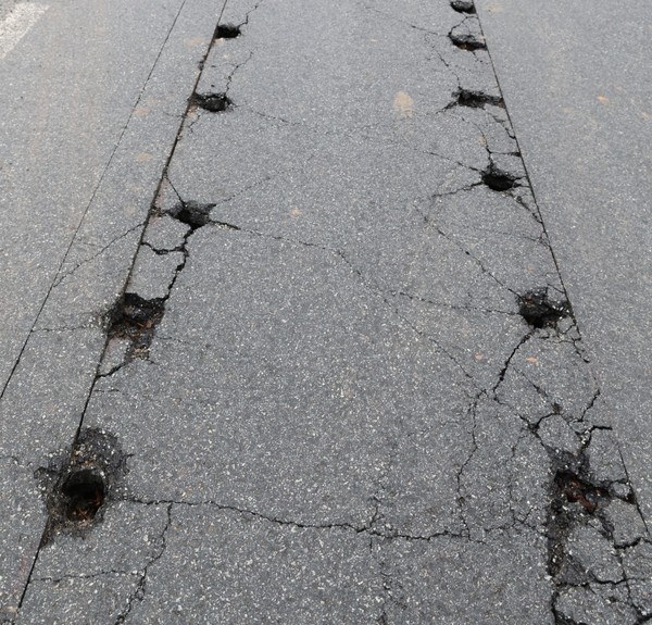 길이 파헤쳐진 채 9개월 동안 중단됐던 옥천 백호제~용동제 구간 관로매설 공사가 재개됐다.