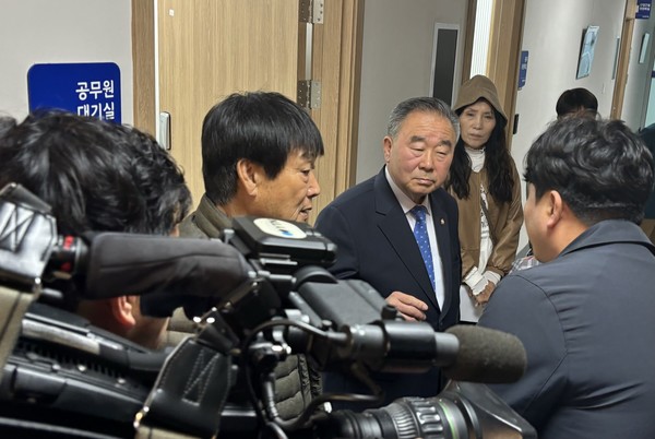  8대2로 제명 징계 처분이 가결된 직후, 박종부 의원이 언론과 인터뷰를 진행하고 있다.    