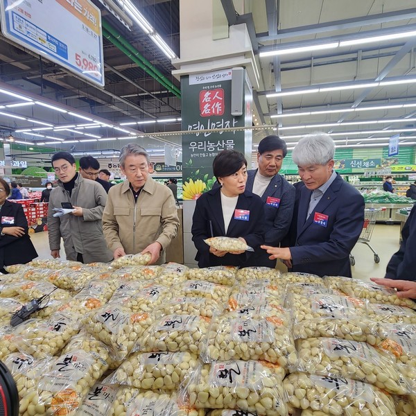 땅끝농협이 농협중앙회의 ‘농협 특별할인행사’에 초청, 깐마늘을 선보였다. 