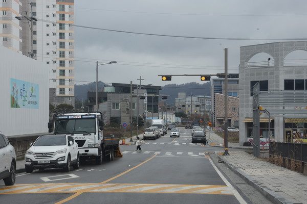 해남읍 주공3차에서 코아루, 정하에코하임으로 이어지는 거리에 불법주정차, 공사차량으로 주차난이 심각하다.