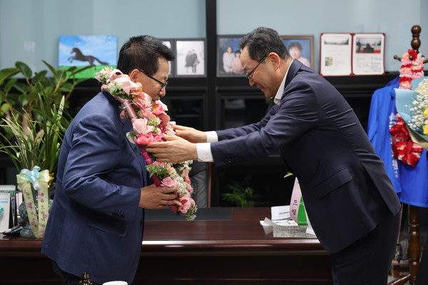 4월10일 저녁 8시경 당선이 유력시 되자 명현관 군수가 박지원 후보캠프를 찾아 축하의 인사말과 함께 꽃목걸이를 걸어주며 당선을 축하했다.