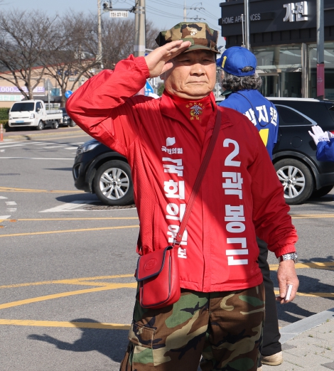 진도 출신 국민의힘 곽봉근 후보는 1981년 제11대 총선부터 얼굴을 내밀고 있는 선거 대표 감초이다.