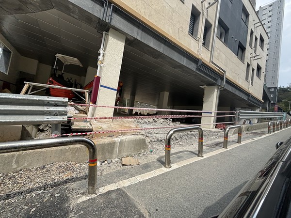 지금도 거의 없다시피 한 코아루아파트 진입 보행로가 빌라주차장 집입로로 더 불편해질 것이란 민원이 제기됐다.