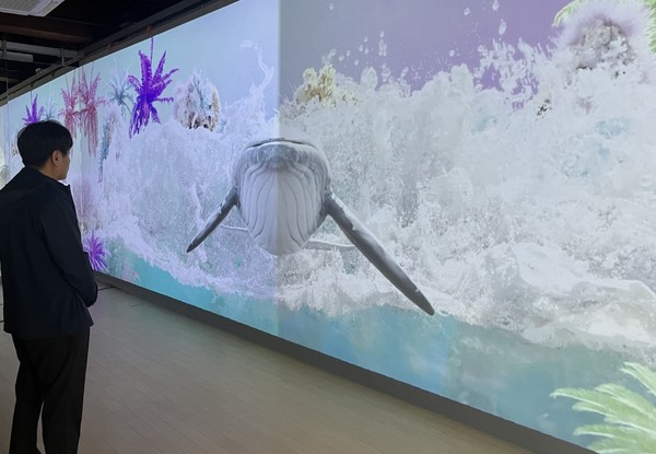 땅끝순례문학관에서 해남 첫 미디어아트 전시인 ‘공간, 미디어아트로 피어나다’ 전시회가 5월31일까지 열린다. 