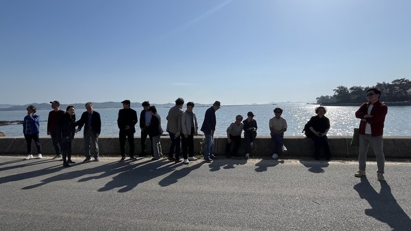 해남의 봄과 여름, 가을의 풍경을 담은 해남은 ‘봄부터 미술관이다’에 참여한 작가들이 해남을 찾았다. 