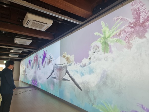 땅끝순례문학관에서 해남 첫 미디어아트 전시인 ‘공간, 미디어아트로 피어나다’ 전시회가 5월31일까지 열린다. 