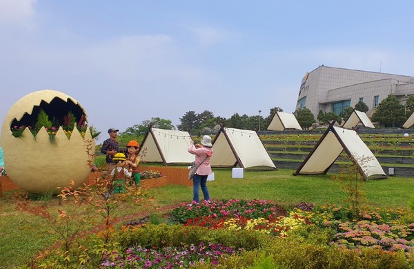 제2회 해남공룡대축제를 맞아 해남공룡박물관 야외가 풍부한 볼거리로 단장됐다. 