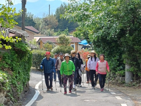 계곡면 주민들이 ‘다함께 걷자 동네한바퀴’를 통해 근력을 강화하고 있다. 