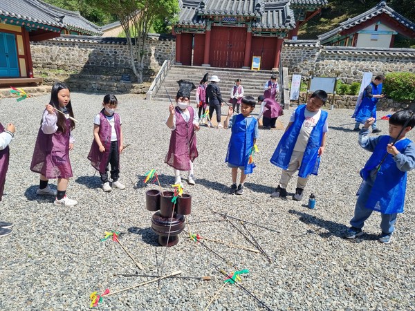 해남문화원의 선비체험에 나선 어린이들이 향교에서 전통놀이를 즐기고 있다. 