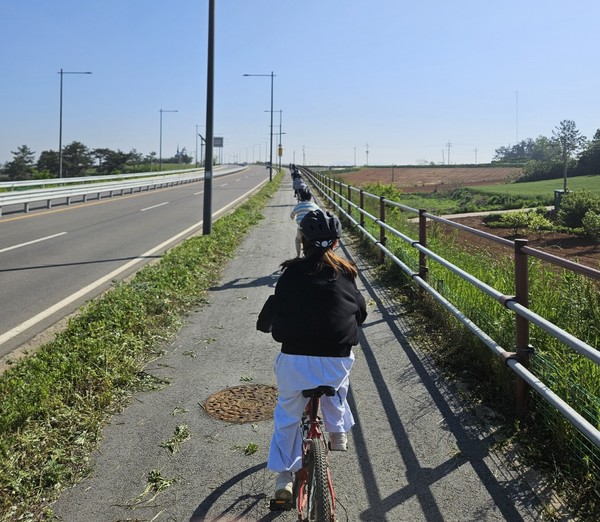 산이서초 어린이들 솔라시도 대교 자전거 하이킹에 나섰다.