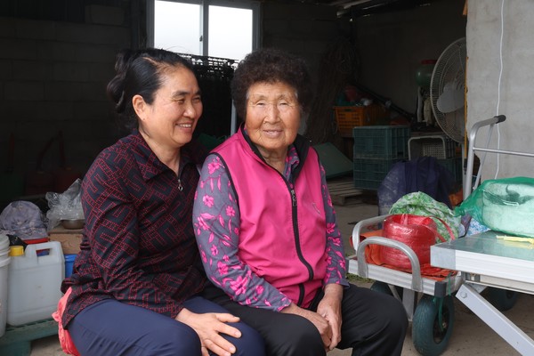 87세 친정어머니를 모시고 있는 북평 묵동 서춘희씨는 마을 어르신들의 자식노릇도 거뜬히 해낸다. 