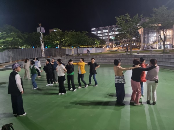 땅끝해남강강술래단이 일으킨 놀이형 강강술래가 매주 목요일 군민광장에서 열린다. 