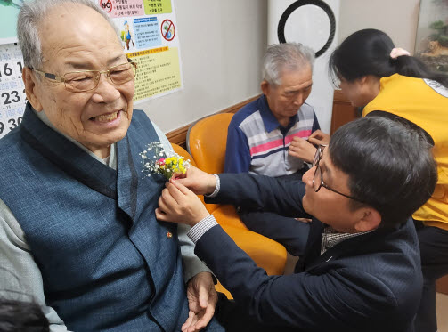 황산면 노인분회는 90세 이상 어르신의 건강한 삶을 축하하는 축하연을 열었다. 