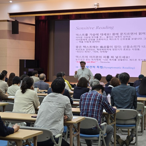 지난 5월10일 첫 강의가 열린 황지우 명작읽기에 100여명이 넘은 수강생들이 몰렸다. 