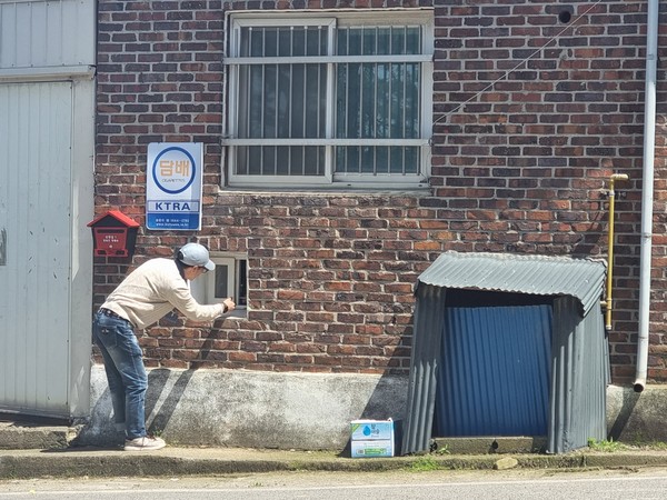 담배 창문가게, 옛 다방과 정류장은 갤러리, 황산면 옥동마을에는 소소함이 있다. 그 소소함에 작품이 결합했다.