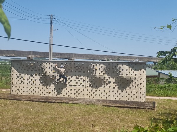 담배 창문가게, 옛 다방과 정류장은 갤러리, 황산면 옥동마을에는 소소함이 있다. 그 소소함에 작품이 결합했다.