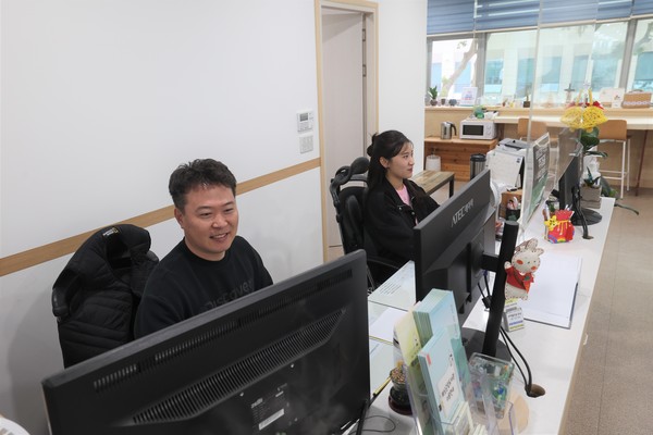 해남문화예술회관 문화의집에서 최선 청원경찰과 강은혜 직원은 친절로 민원인들을 응대하고 있다. 