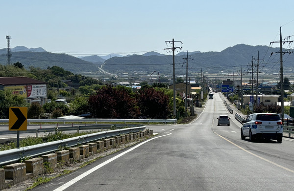 옥천 영춘교차로에 4월과 5월 연달아 사고가 발생하면서 시급한 조치가 필요한 상황이다.