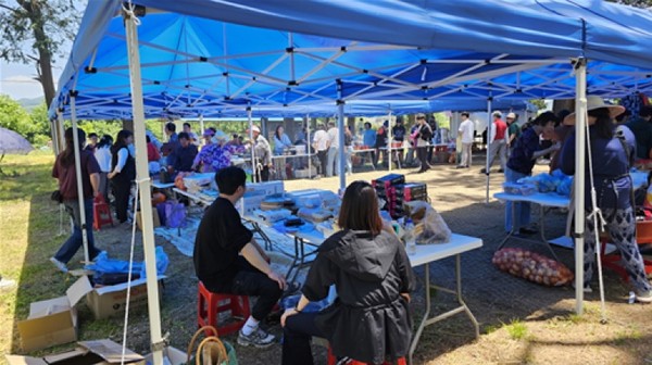 지난해부터 열기 시작한 너븐내 삼산장터는 장이 설 때마다 호황이다. 