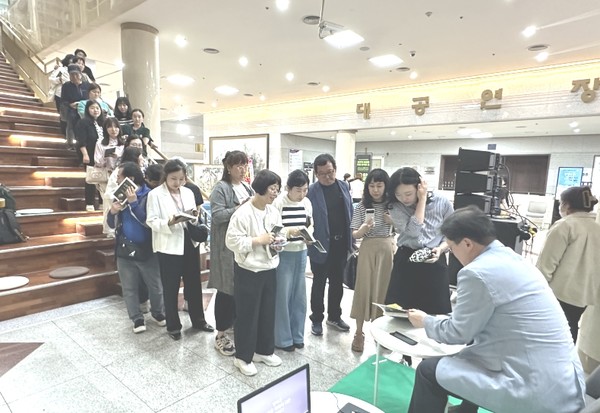  「마흔에 읽는 쇼펜하우어」 강용수 저자와의 만남에 군민들이 싸인을 기다리고 있다. 