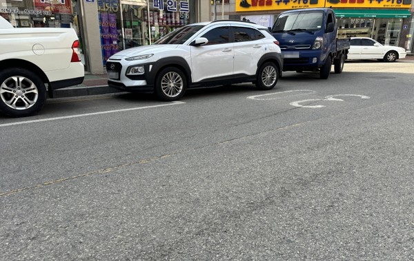 해남읍 매일시장 인근 도로 중앙선, 색이 바래고 칠이 벗겨져 중앙선 기능을 못하고 있다.