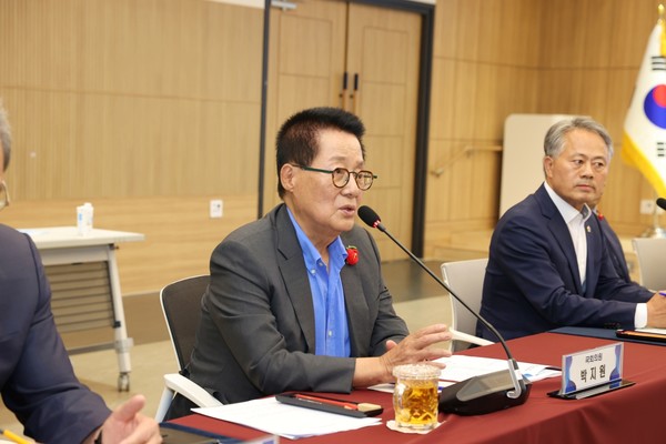 박지원 국회의원이 국회의원 초청 예산·정책간담회에서 해남군의 역점사업에 최선의 힘을 보태겠다고 약속했다.  