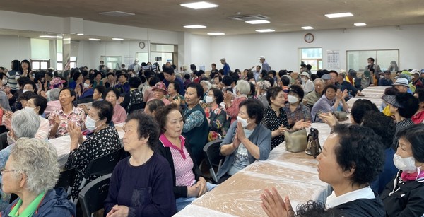 해남종합사회복지관이 마련한 경로 효 잔치에 많은 군민이 찾았다.