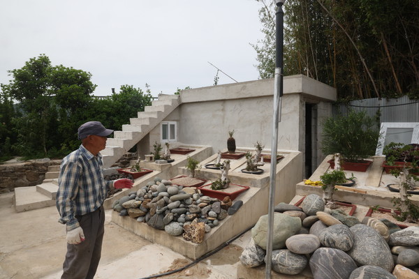 정옥근씨가 만들고 있는 옥상 전망대.