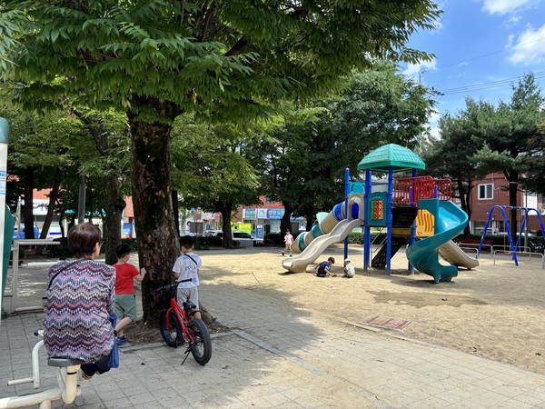 월곡동 놀이터에서 고려인 5세 아이들이 뛰어 놀고 있다