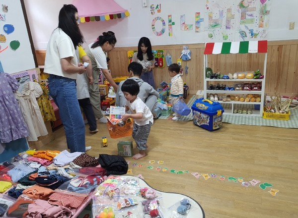 동심어린이집 유아들이 아나바다 장터 수익금을 해남군장학사업 기금에 보탠다. 