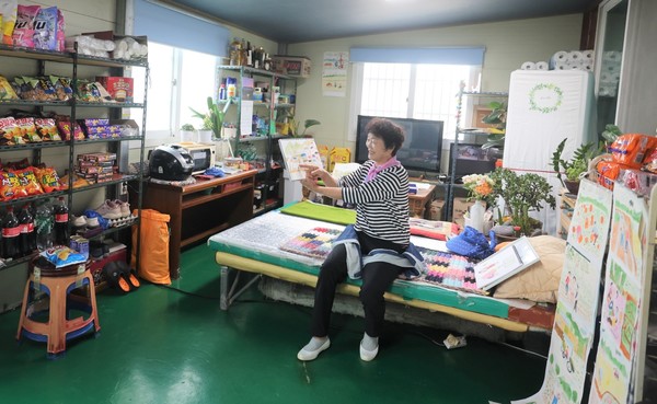 현산면 초호마을 변송남씨가 운영하는 ‘삼거리점방’은 주민들의 사랑방이자 그의 갤러리이다.