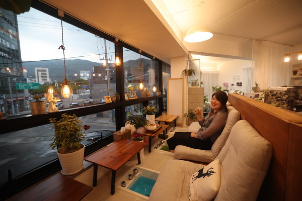 해남읍 빽다방 2층에 위치한 꽃내음 족욕카페는 꽃차를 마시며 족욕을 할 수 있어 힐링 장소로 입소문 중이다. 